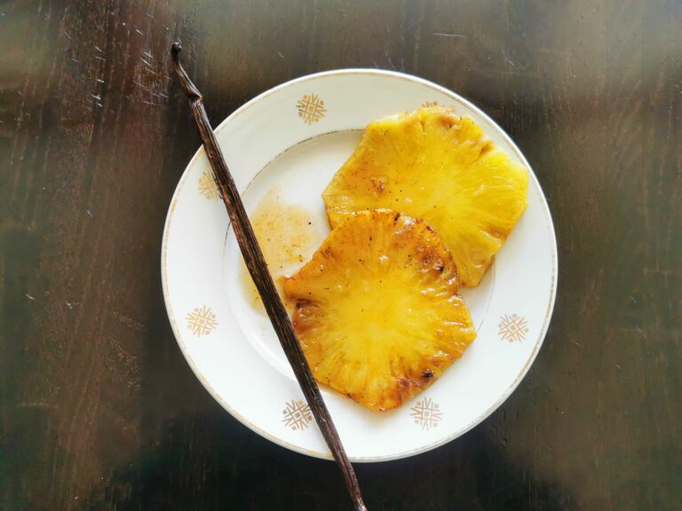 ananas à la vanille flambé au rhum